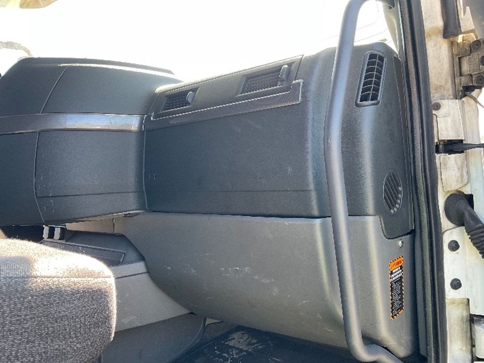 Sleeper Tractor-Heavy Duty Tractors-Volvo-2019-VNL64760-Lacey-WA-512,004\n\t\tmiles-$ 70,750 - Image 14
