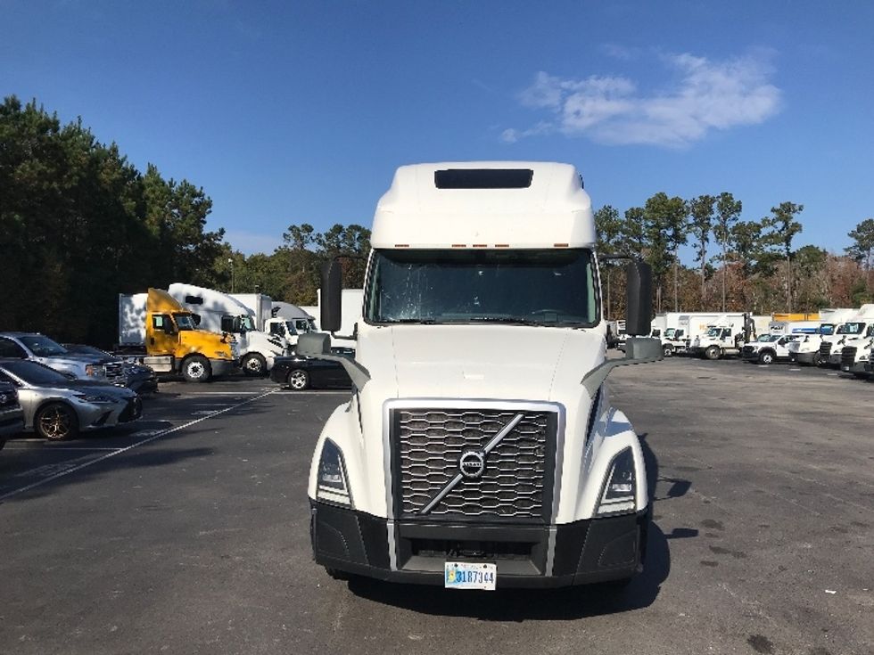 Sleeper Tractor-Heavy Duty Tractors-Volvo-2019-VNL64760-Ladson-SC-826,329\n\t\tmiles-$ 38,250 - Image 1