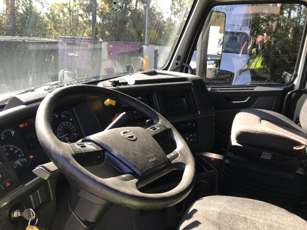 Sleeper Tractor-Heavy Duty Tractors-Volvo-2019-VNL64760-Ladson-SC-826,329\n\t\tmiles-$ 38,250 - Image 10