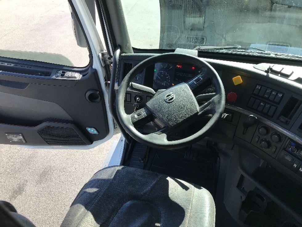 Sleeper Tractor-Heavy Duty Tractors-Volvo-2019-VNL64760-Ladson-SC-826,329\n\t\tmiles-$ 38,250 - Image 11