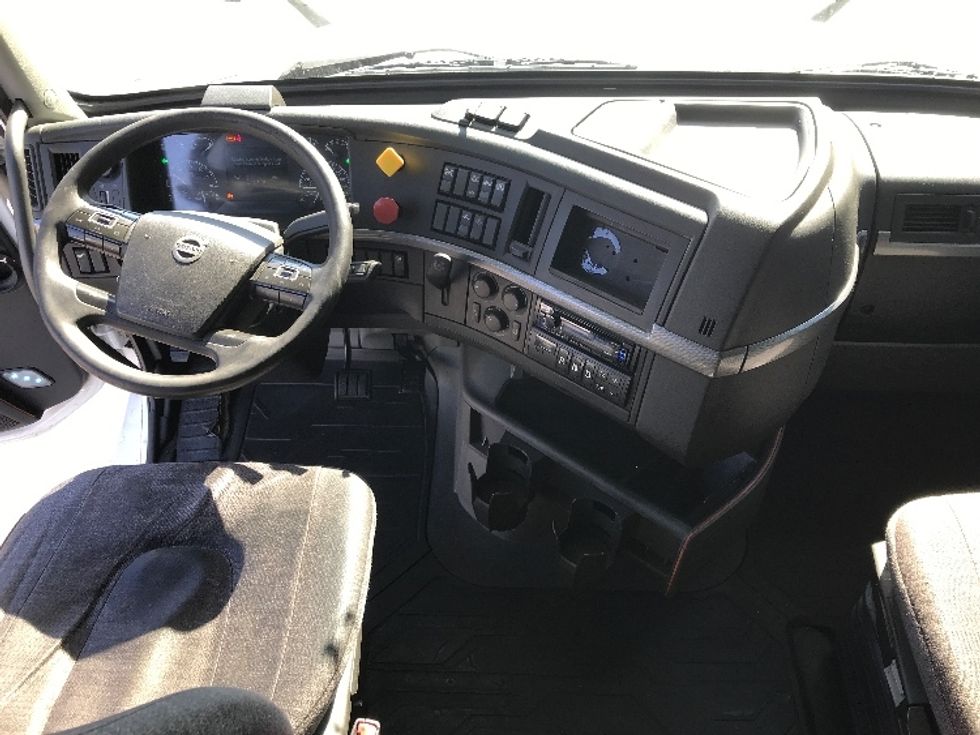 Sleeper Tractor-Heavy Duty Tractors-Volvo-2019-VNL64760-Ladson-SC-826,329\n\t\tmiles-$ 38,250 - Image 12
