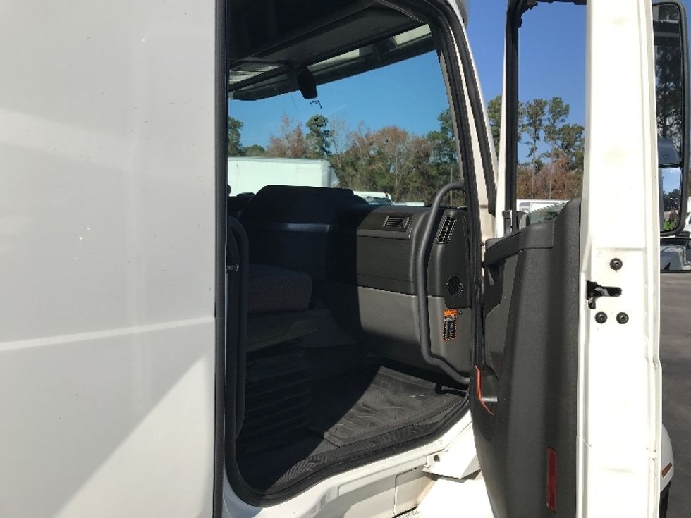 Sleeper Tractor-Heavy Duty Tractors-Volvo-2019-VNL64760-Ladson-SC-826,329\n\t\tmiles-$ 38,250 - Image 13