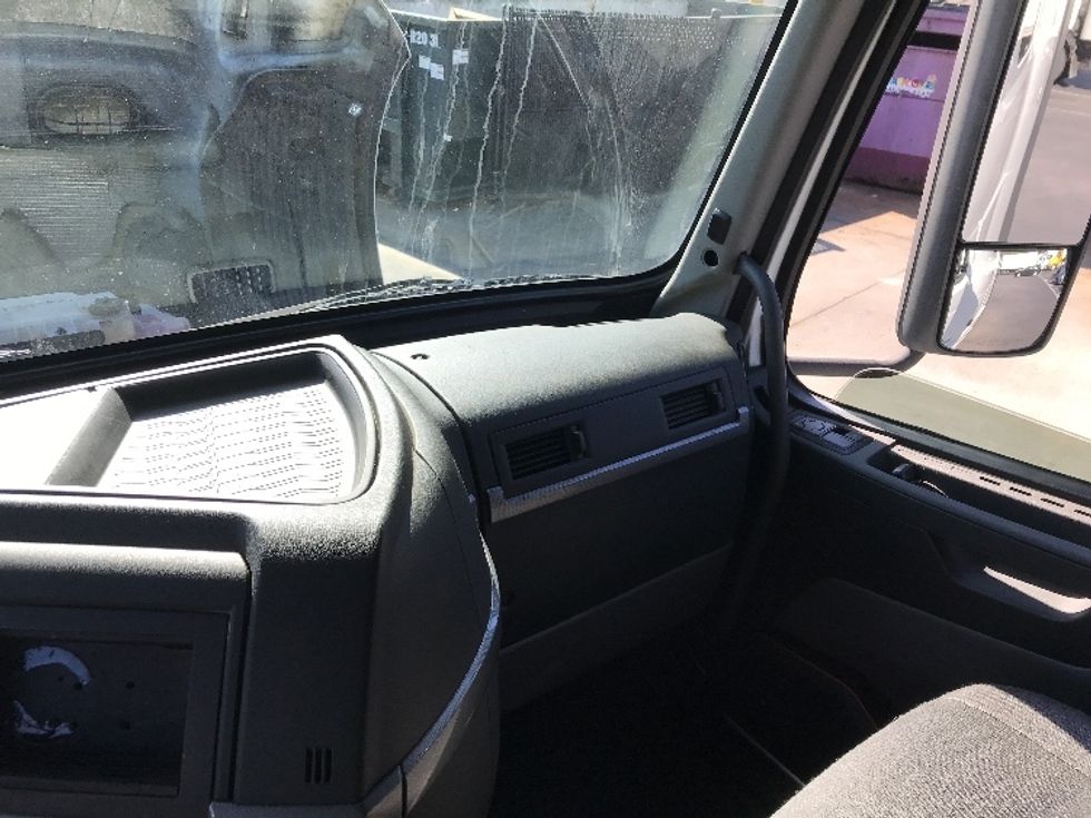 Sleeper Tractor-Heavy Duty Tractors-Volvo-2019-VNL64760-Ladson-SC-826,329\n\t\tmiles-$ 38,250 - Image 14