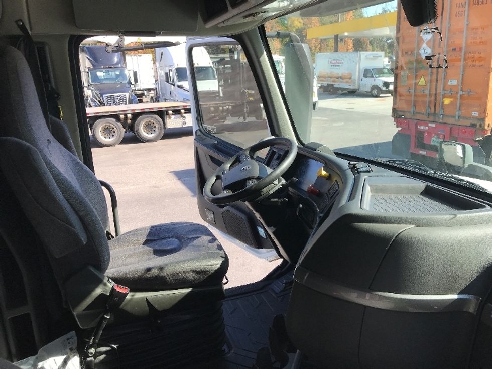 Sleeper Tractor-Heavy Duty Tractors-Volvo-2019-VNL64760-Ladson-SC-826,329\n\t\tmiles-$ 38,250 - Image 15