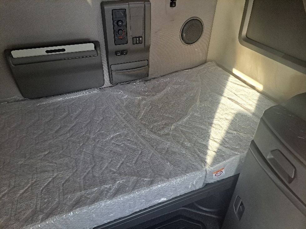 Sleeper Tractor-Heavy Duty Tractors-Volvo-2019-VNL64760-Ladson-SC-826,329\n\t\tmiles-$ 38,250 - Image 16