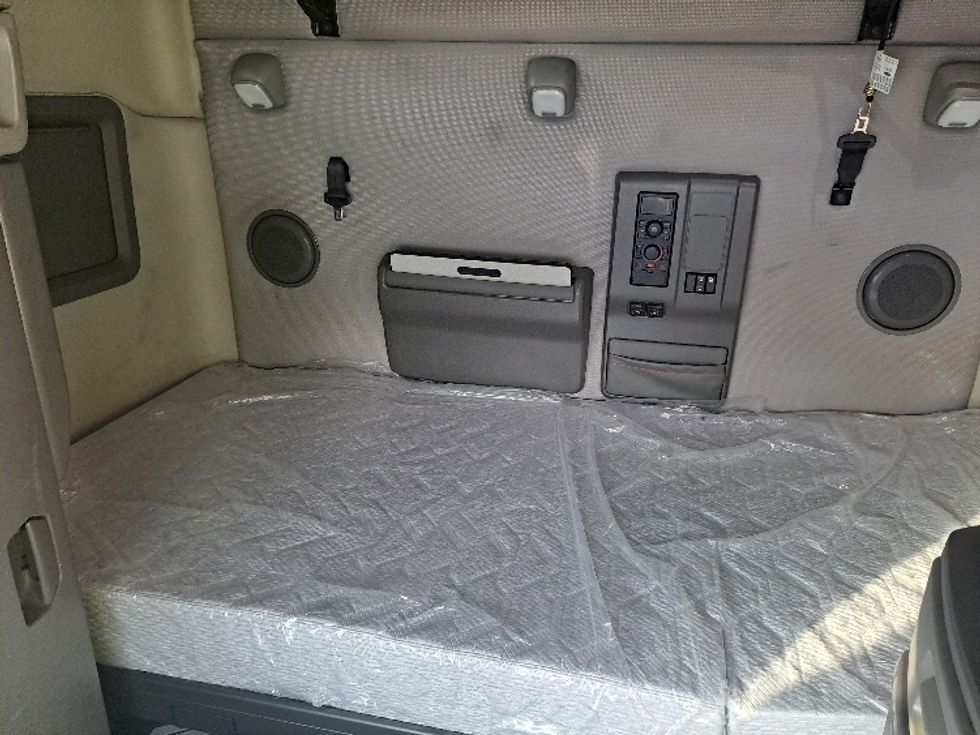 Sleeper Tractor-Heavy Duty Tractors-Volvo-2019-VNL64760-Ladson-SC-826,329\n\t\tmiles-$ 38,250 - Image 17