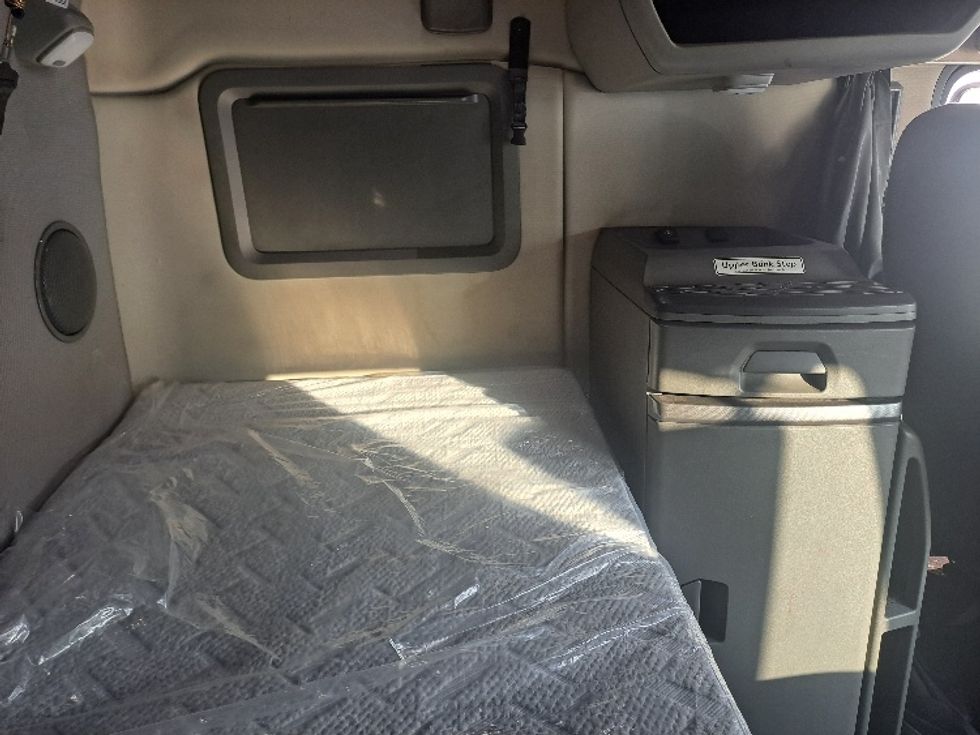 Sleeper Tractor-Heavy Duty Tractors-Volvo-2019-VNL64760-Ladson-SC-826,329\n\t\tmiles-$ 38,250 - Image 18