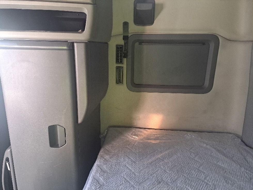 Sleeper Tractor-Heavy Duty Tractors-Volvo-2019-VNL64760-Ladson-SC-826,329\n\t\tmiles-$ 38,250 - Image 19