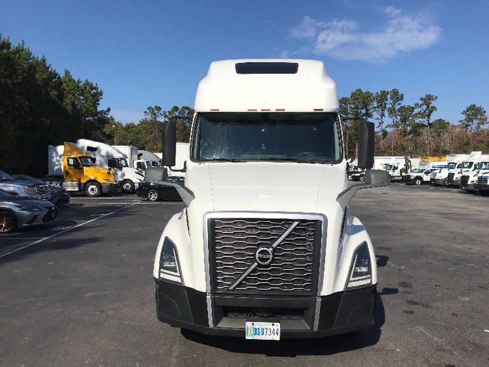 Sleeper Tractor-Heavy Duty Tractors-Volvo-2019-VNL64760-Ladson-SC-826,329\n\t\tmiles-$ 38,250 - Image 2