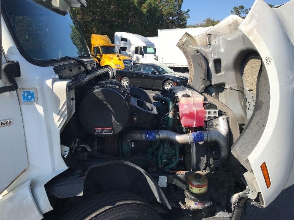 Sleeper Tractor-Heavy Duty Tractors-Volvo-2019-VNL64760-Ladson-SC-826,329\n\t\tmiles-$ 38,250 - Image 20