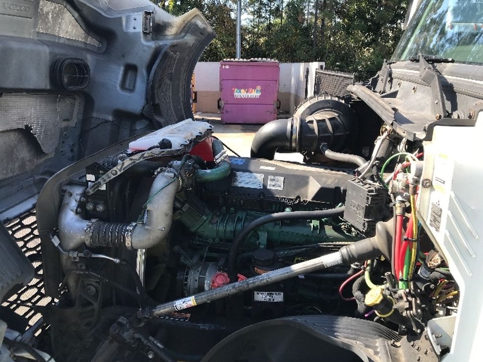 Sleeper Tractor-Heavy Duty Tractors-Volvo-2019-VNL64760-Ladson-SC-826,329\n\t\tmiles-$ 38,250 - Image 21