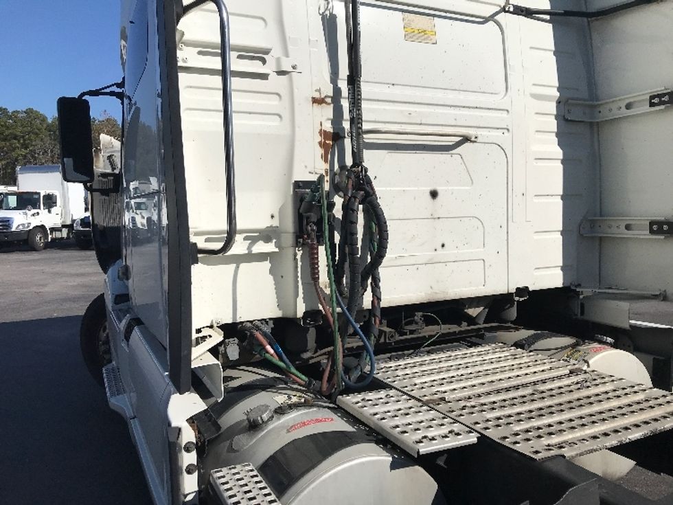 Sleeper Tractor-Heavy Duty Tractors-Volvo-2019-VNL64760-Ladson-SC-826,329\n\t\tmiles-$ 38,250 - Image 22