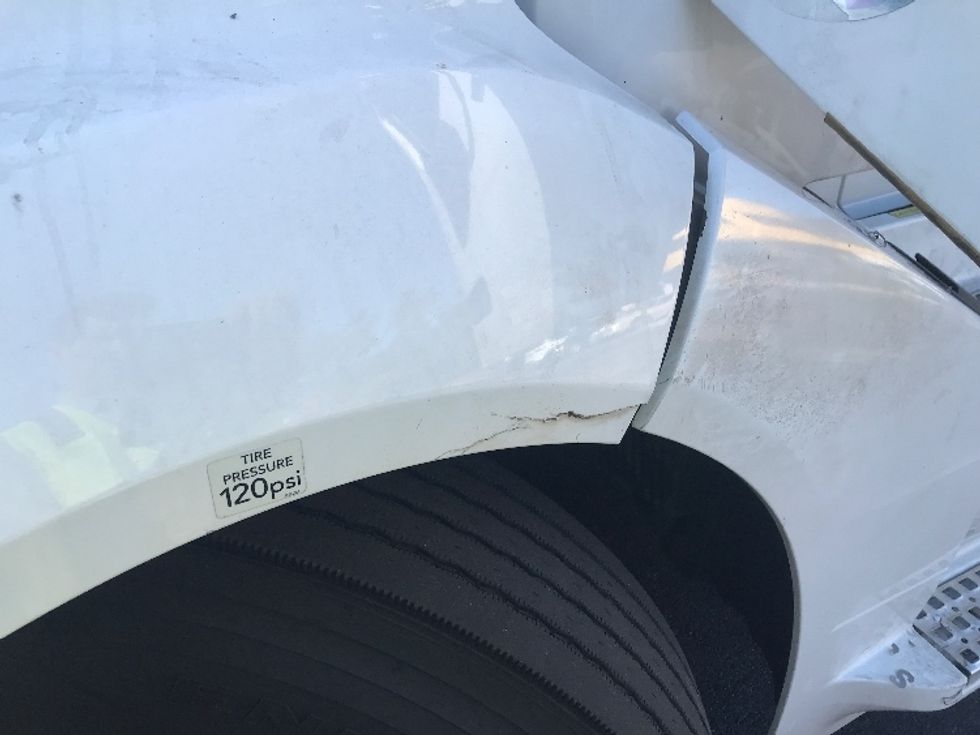 Sleeper Tractor-Heavy Duty Tractors-Volvo-2019-VNL64760-Ladson-SC-826,329\n\t\tmiles-$ 38,250 - Image 24