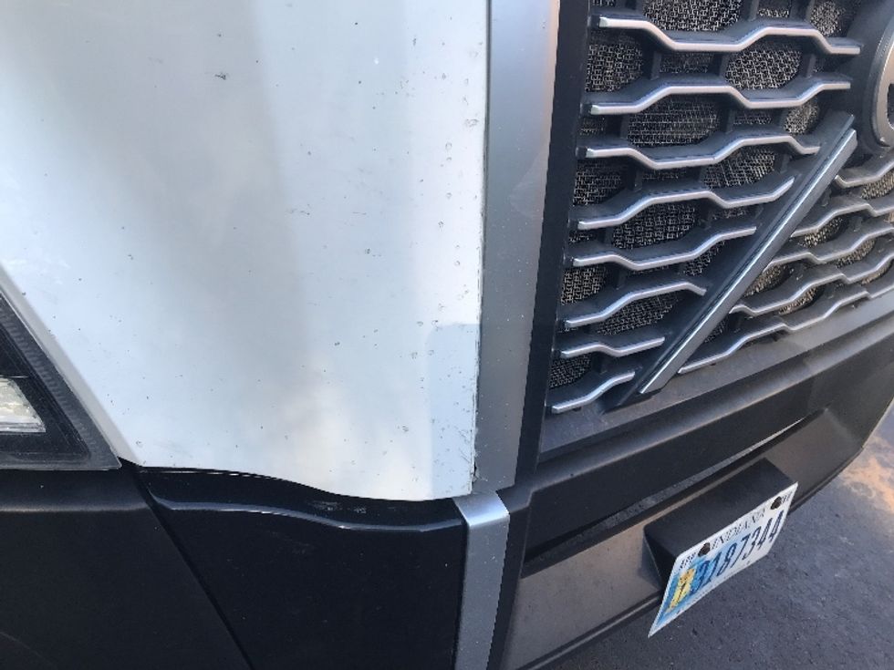 Sleeper Tractor-Heavy Duty Tractors-Volvo-2019-VNL64760-Ladson-SC-826,329\n\t\tmiles-$ 38,250 - Image 25