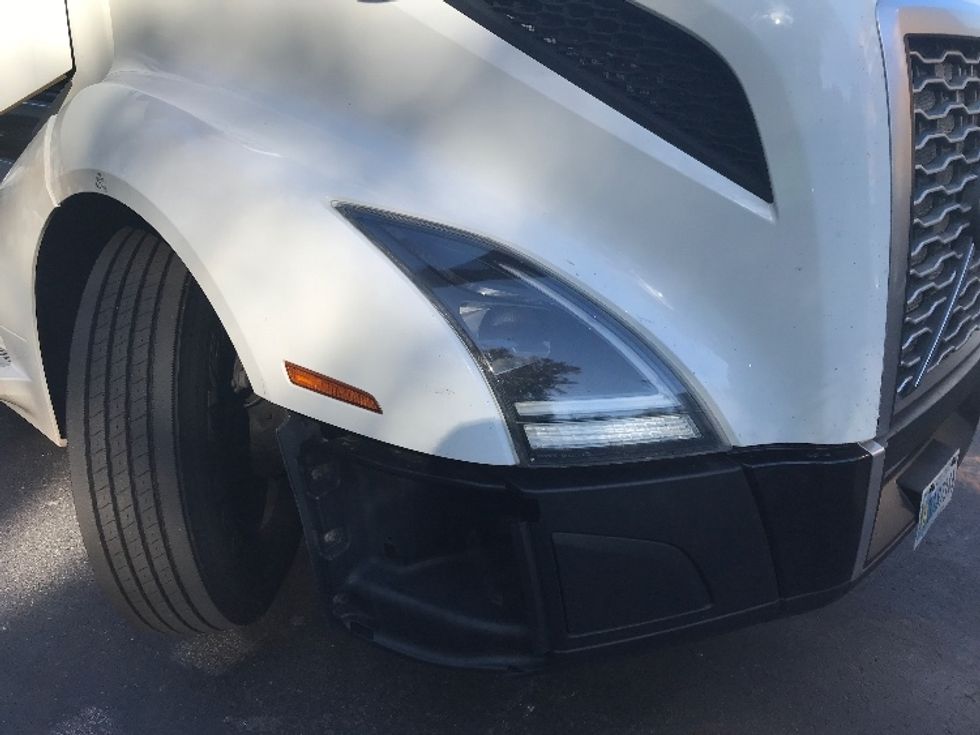 Sleeper Tractor-Heavy Duty Tractors-Volvo-2019-VNL64760-Ladson-SC-826,329\n\t\tmiles-$ 38,250 - Image 26