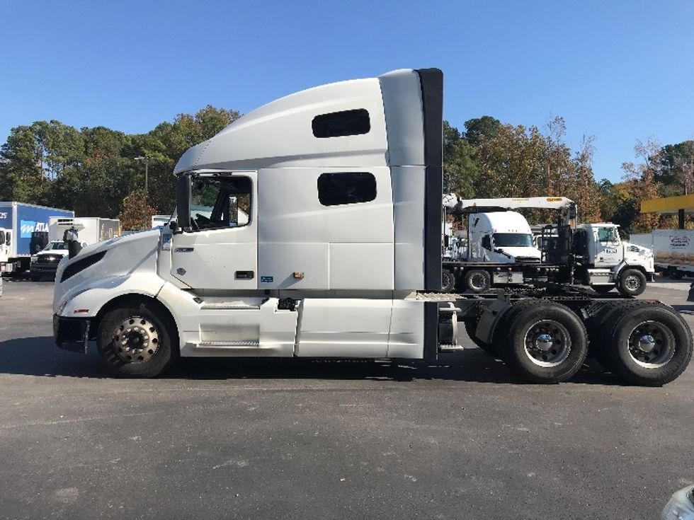 Sleeper Tractor-Heavy Duty Tractors-Volvo-2019-VNL64760-Ladson-SC-826,329\n\t\tmiles-$ 38,250 - Image 4