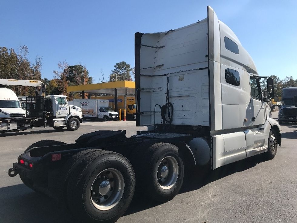 Sleeper Tractor-Heavy Duty Tractors-Volvo-2019-VNL64760-Ladson-SC-826,329\n\t\tmiles-$ 38,250 - Image 7