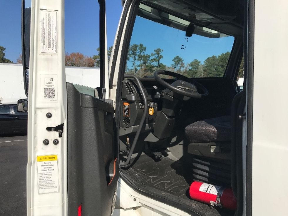 Sleeper Tractor-Heavy Duty Tractors-Volvo-2019-VNL64760-Ladson-SC-826,329\n\t\tmiles-$ 38,250 - Image 9