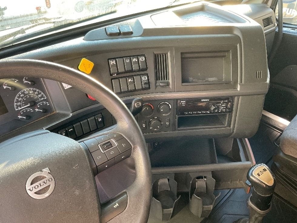 Sleeper Tractor-Heavy Duty Tractors-Volvo-2019-VNL64760-Little Rock-AR-488,368\n\t\tmiles-$ 69,000 - Image 11