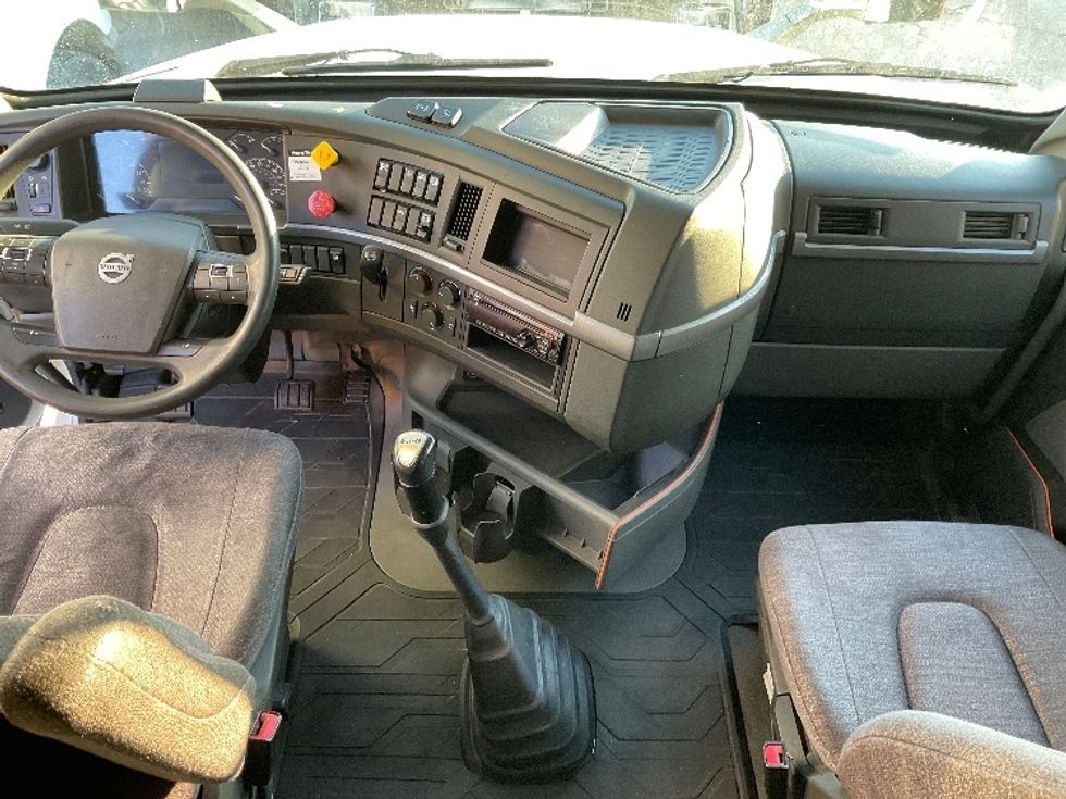 Sleeper Tractor-Heavy Duty Tractors-Volvo-2019-VNL64760-Little Rock-AR-488,368\n\t\tmiles-$ 69,000 - Image 12