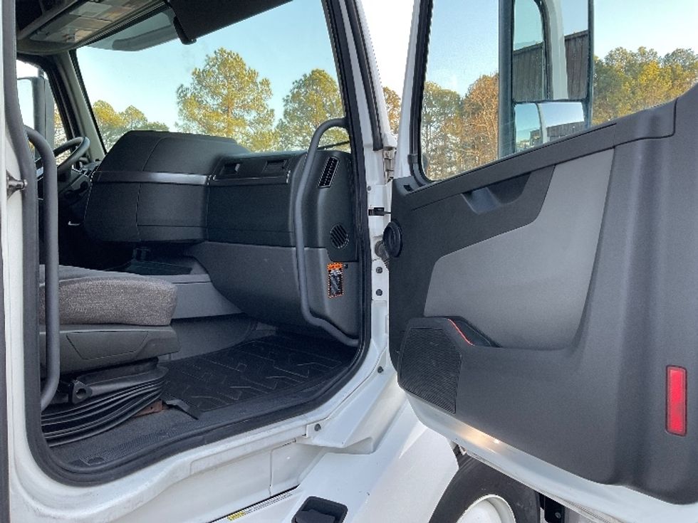 Sleeper Tractor-Heavy Duty Tractors-Volvo-2019-VNL64760-Little Rock-AR-488,368\n\t\tmiles-$ 69,000 - Image 13