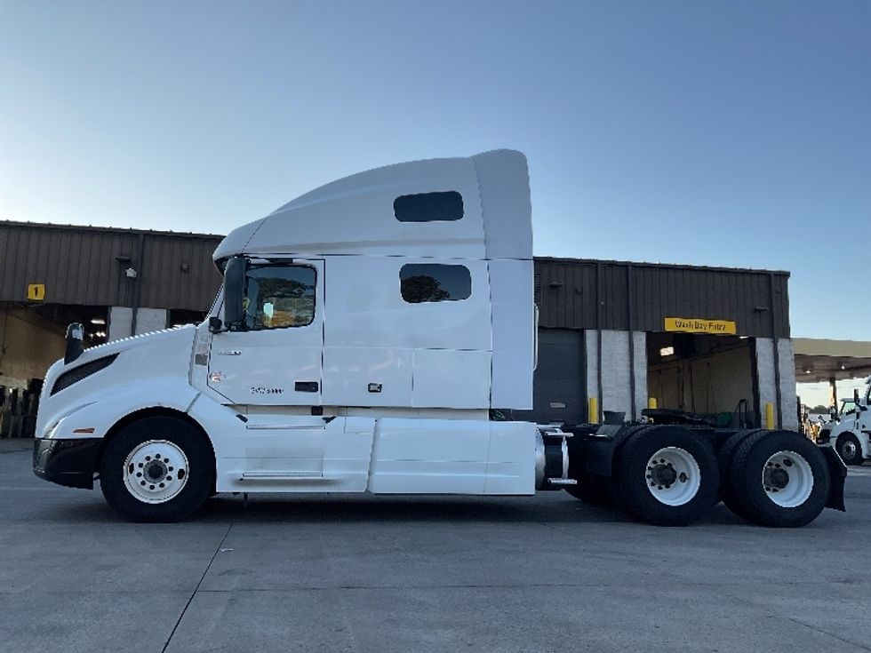 Sleeper Tractor-Heavy Duty Tractors-Volvo-2019-VNL64760-Little Rock-AR-488,368\n\t\tmiles-$ 69,000 - Image 4