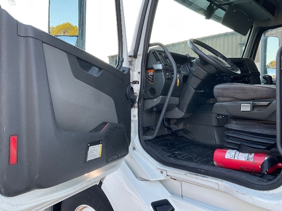 Sleeper Tractor-Heavy Duty Tractors-Volvo-2019-VNL64760-Little Rock-AR-488,368\n\t\tmiles-$ 69,000 - Image 9