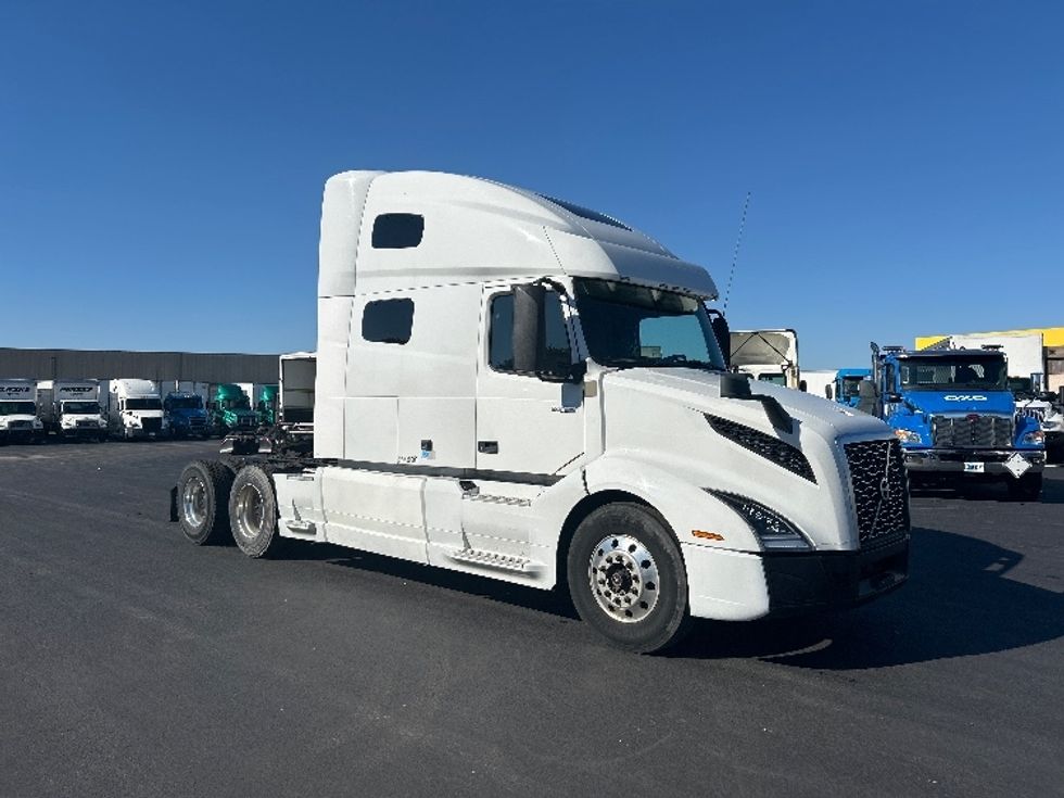 Sleeper Tractor-Heavy Duty Tractors-Volvo-2019-VNL64760-Louisville-KY-752,929\n\t\tmiles-$ 43,500 - Image 1