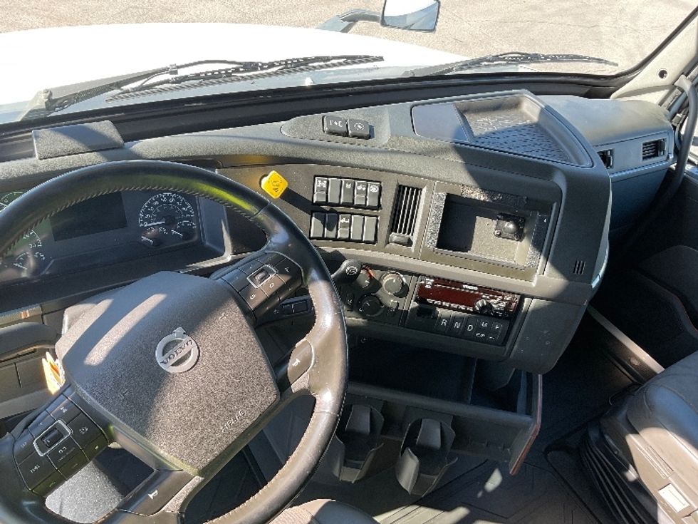 Sleeper Tractor-Heavy Duty Tractors-Volvo-2019-VNL64760-Louisville-KY-752,929\n\t\tmiles-$ 43,500 - Image 11
