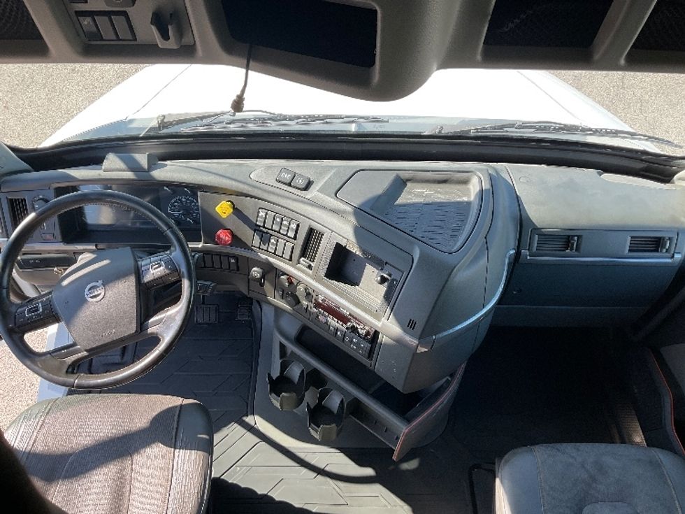 Sleeper Tractor-Heavy Duty Tractors-Volvo-2019-VNL64760-Louisville-KY-752,929\n\t\tmiles-$ 43,500 - Image 12