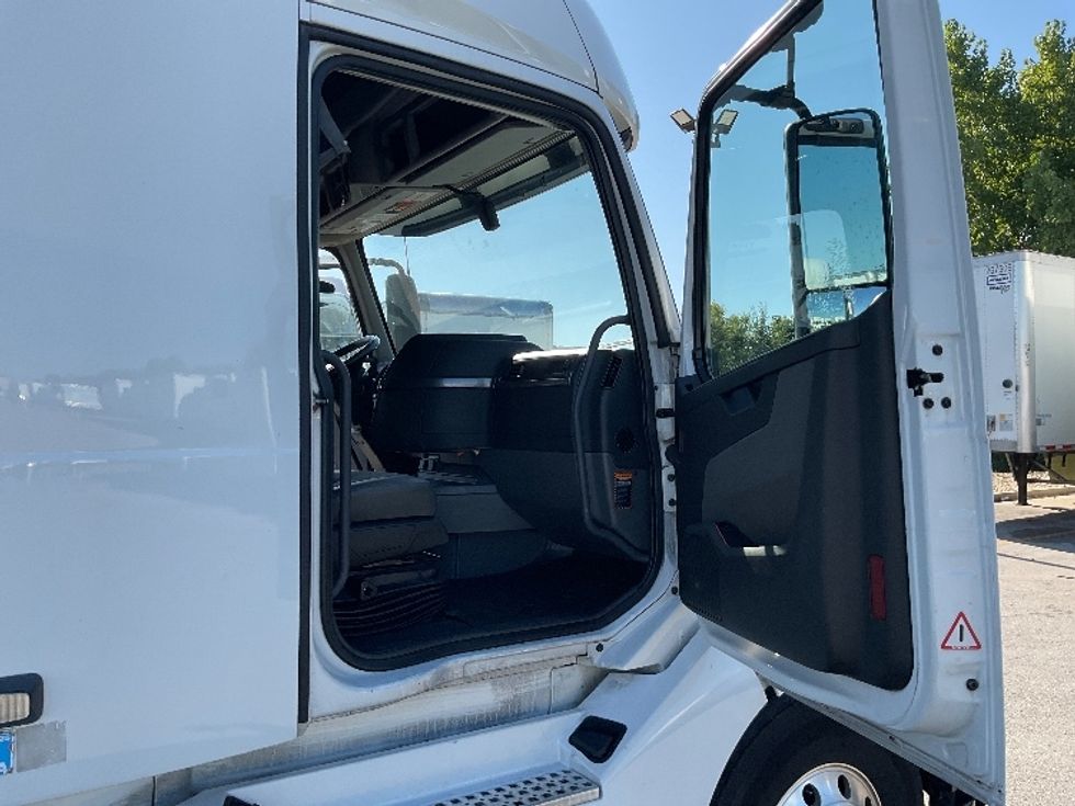 Sleeper Tractor-Heavy Duty Tractors-Volvo-2019-VNL64760-Louisville-KY-752,929\n\t\tmiles-$ 43,500 - Image 13