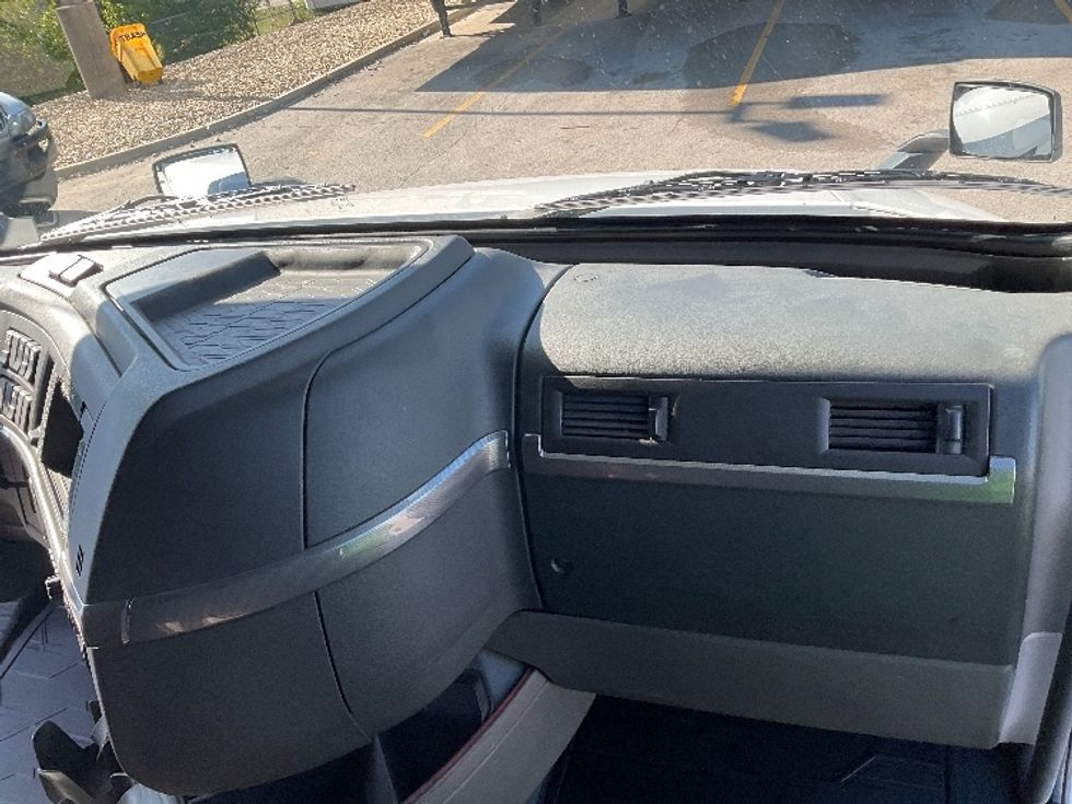 Sleeper Tractor-Heavy Duty Tractors-Volvo-2019-VNL64760-Louisville-KY-752,929\n\t\tmiles-$ 43,500 - Image 14