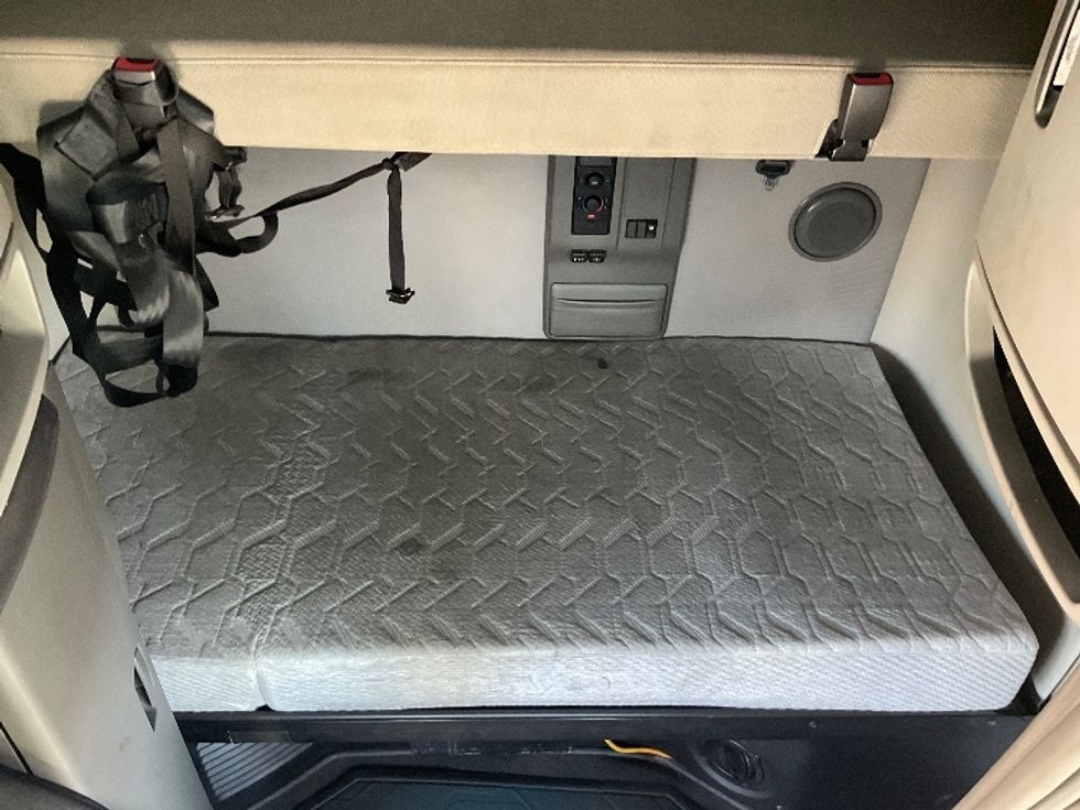 Sleeper Tractor-Heavy Duty Tractors-Volvo-2019-VNL64760-Louisville-KY-752,929\n\t\tmiles-$ 43,500 - Image 15