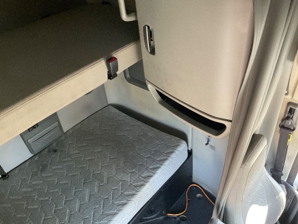 Sleeper Tractor-Heavy Duty Tractors-Volvo-2019-VNL64760-Louisville-KY-752,929\n\t\tmiles-$ 43,500 - Image 16