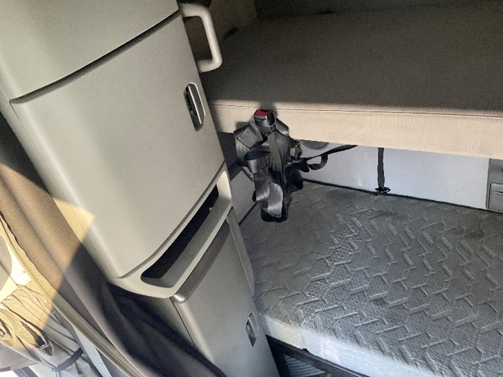 Sleeper Tractor-Heavy Duty Tractors-Volvo-2019-VNL64760-Louisville-KY-752,929\n\t\tmiles-$ 43,500 - Image 17