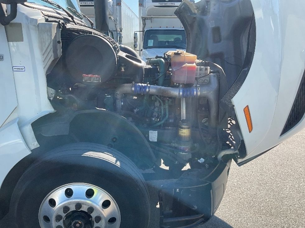 Sleeper Tractor-Heavy Duty Tractors-Volvo-2019-VNL64760-Louisville-KY-752,929\n\t\tmiles-$ 43,500 - Image 18