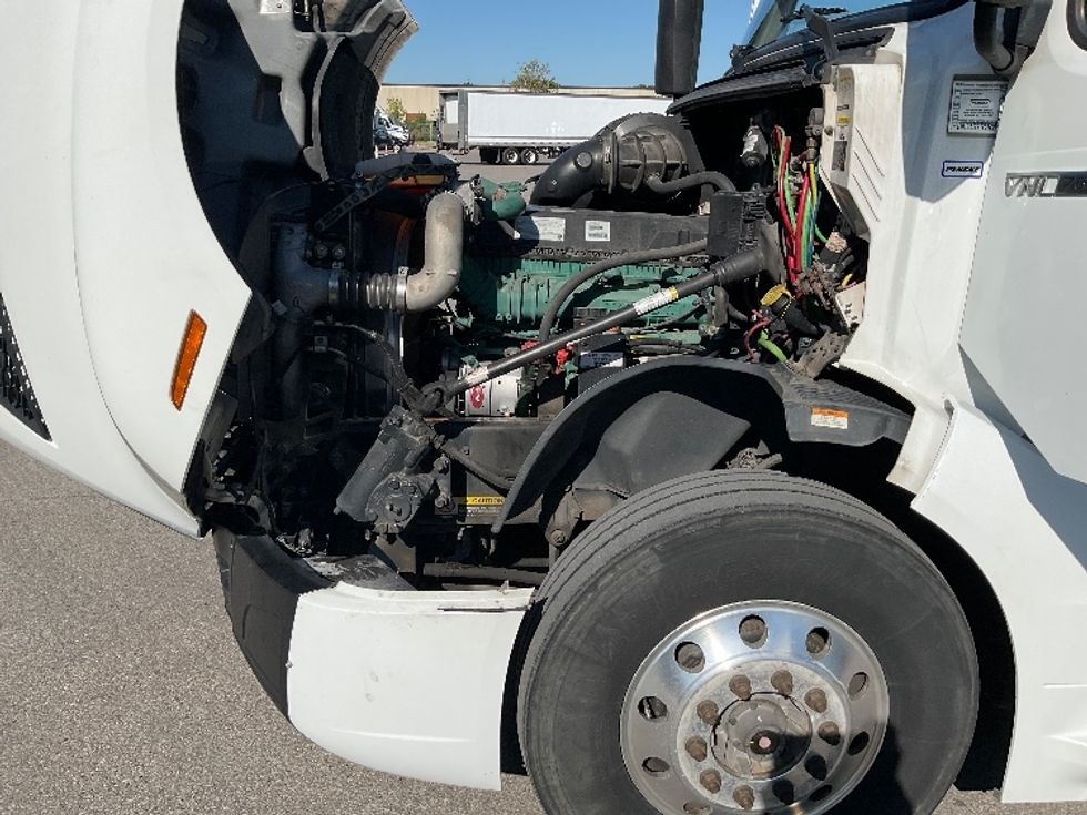 Sleeper Tractor-Heavy Duty Tractors-Volvo-2019-VNL64760-Louisville-KY-752,929\n\t\tmiles-$ 43,500 - Image 19