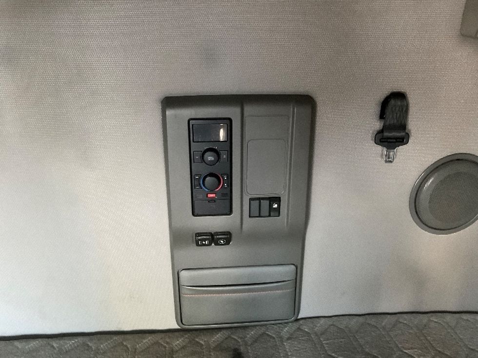 Sleeper Tractor-Heavy Duty Tractors-Volvo-2019-VNL64760-Louisville-KY-752,929\n\t\tmiles-$ 43,500 - Image 21