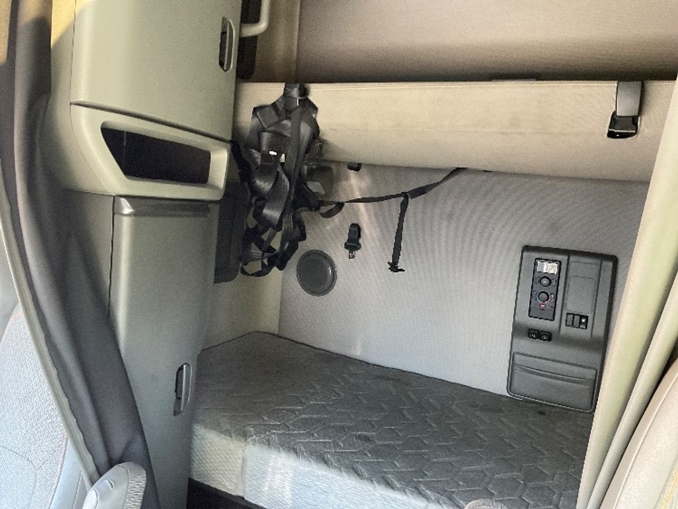 Sleeper Tractor-Heavy Duty Tractors-Volvo-2019-VNL64760-Louisville-KY-752,929\n\t\tmiles-$ 43,500 - Image 22