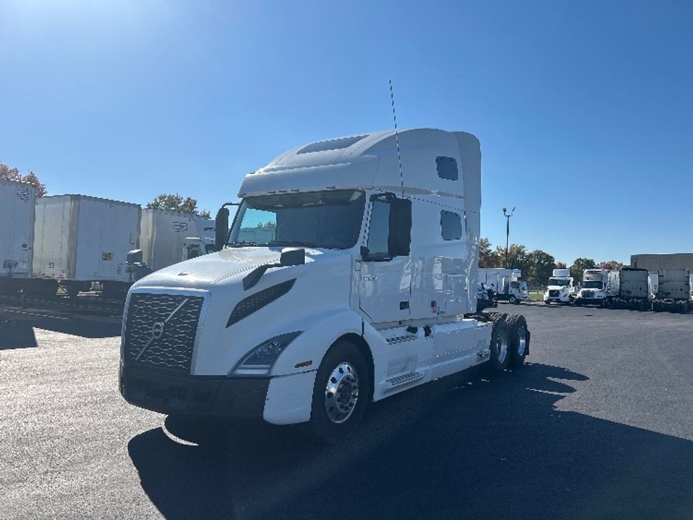 Sleeper Tractor-Heavy Duty Tractors-Volvo-2019-VNL64760-Louisville-KY-752,929\n\t\tmiles-$ 43,500 - Image 3