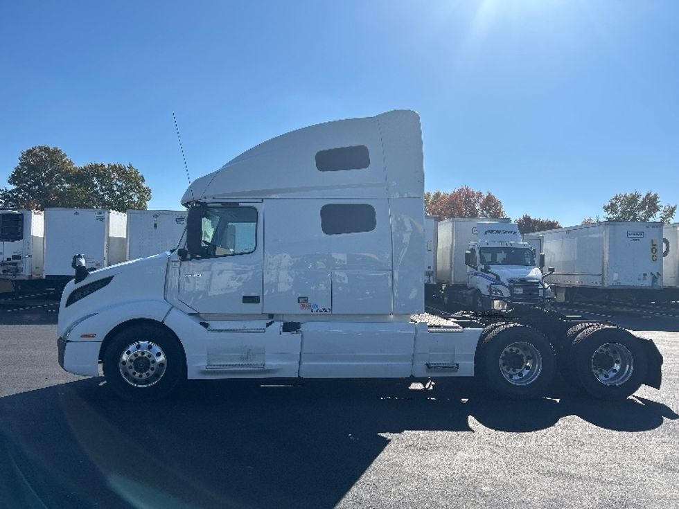 Sleeper Tractor-Heavy Duty Tractors-Volvo-2019-VNL64760-Louisville-KY-752,929\n\t\tmiles-$ 43,500 - Image 4