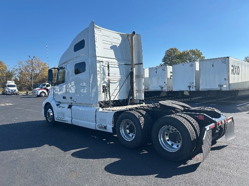 Sleeper Tractor-Heavy Duty Tractors-Volvo-2019-VNL64760-Louisville-KY-752,929\n\t\tmiles-$ 43,500 - Image 5