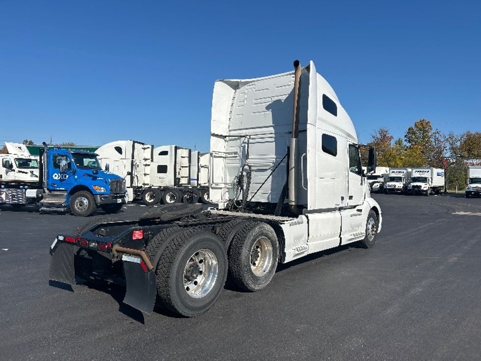 Sleeper Tractor-Heavy Duty Tractors-Volvo-2019-VNL64760-Louisville-KY-752,929\n\t\tmiles-$ 43,500 - Image 7