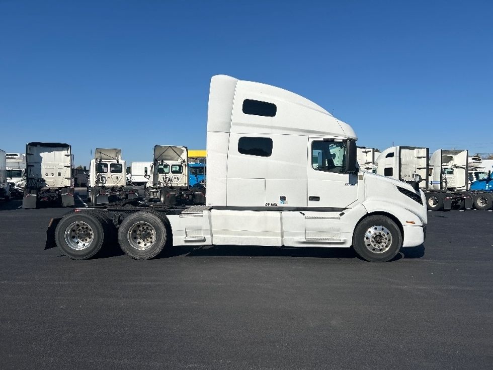 Sleeper Tractor-Heavy Duty Tractors-Volvo-2019-VNL64760-Louisville-KY-752,929\n\t\tmiles-$ 43,500 - Image 8