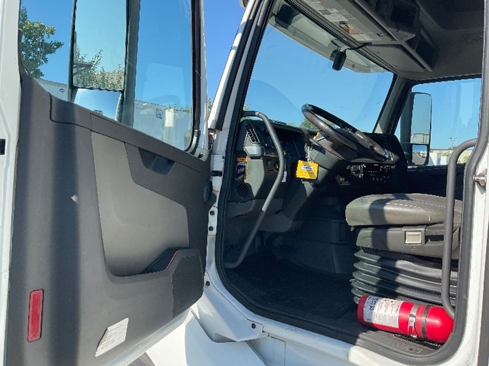 Sleeper Tractor-Heavy Duty Tractors-Volvo-2019-VNL64760-Louisville-KY-752,929\n\t\tmiles-$ 43,500 - Image 9