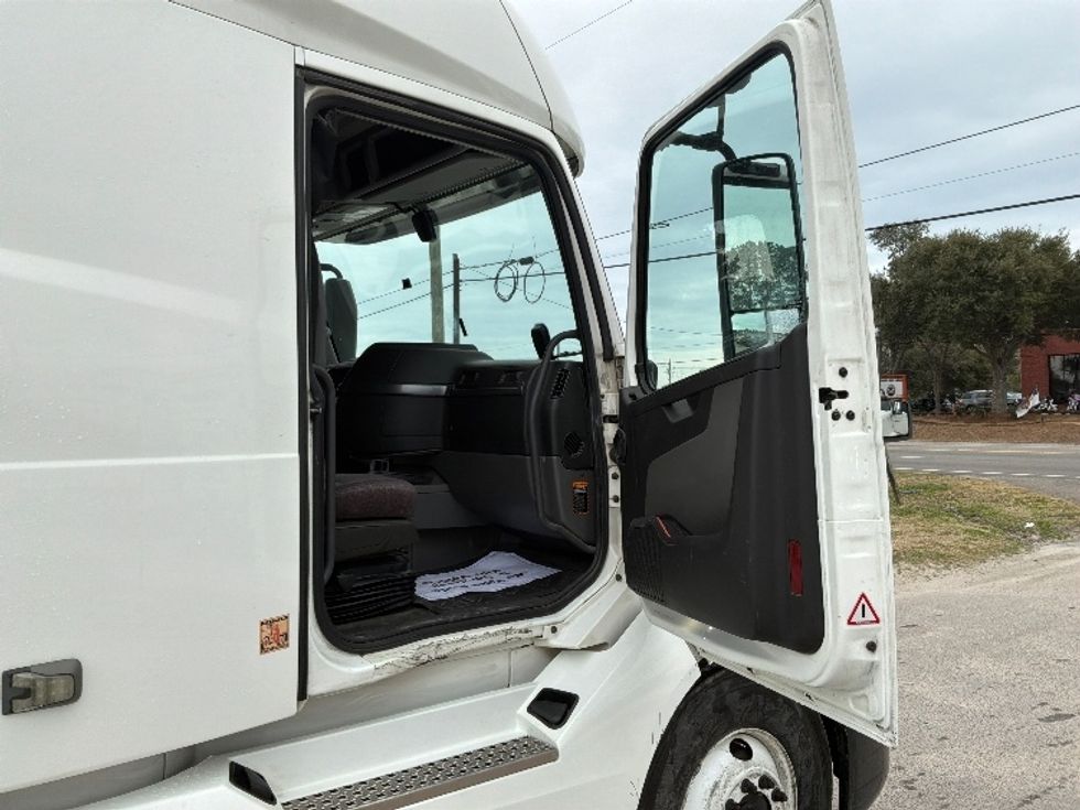 Sleeper Tractor-Heavy Duty Tractors-Volvo-2019-VNL64760-Mebane-NC-354,028\n\t\tmiles-$ 64,000 - Image 12