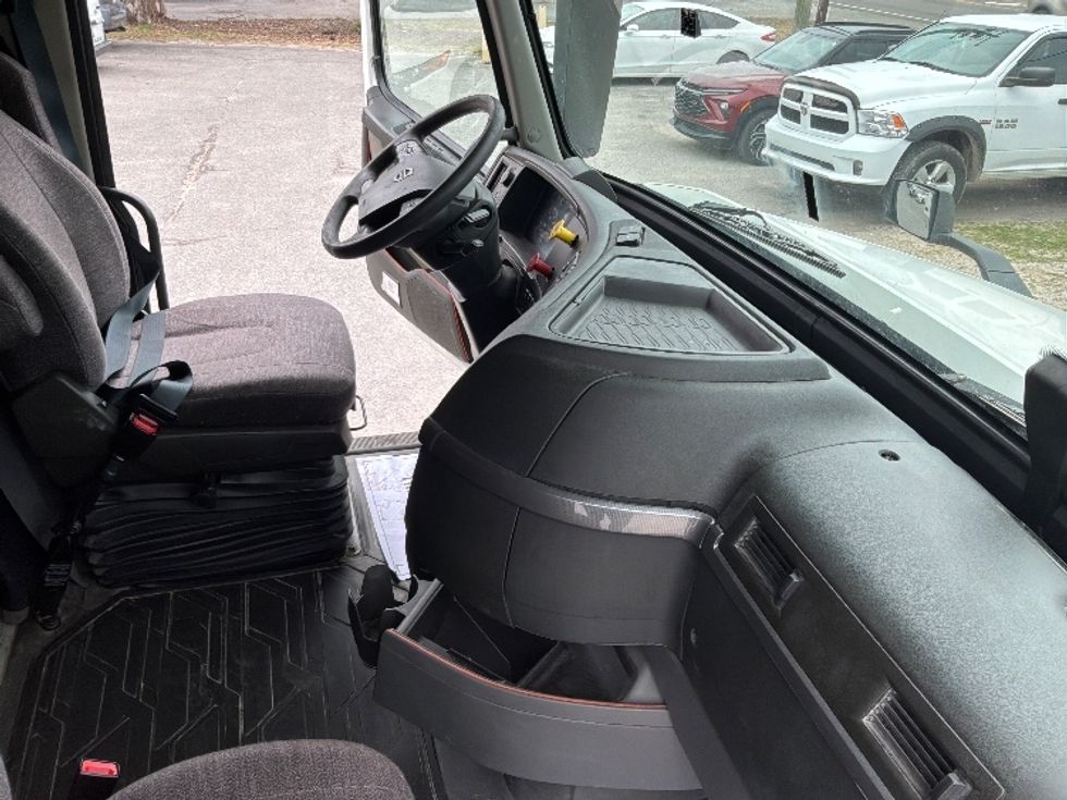 Sleeper Tractor-Heavy Duty Tractors-Volvo-2019-VNL64760-Mebane-NC-354,028\n\t\tmiles-$ 64,000 - Image 14