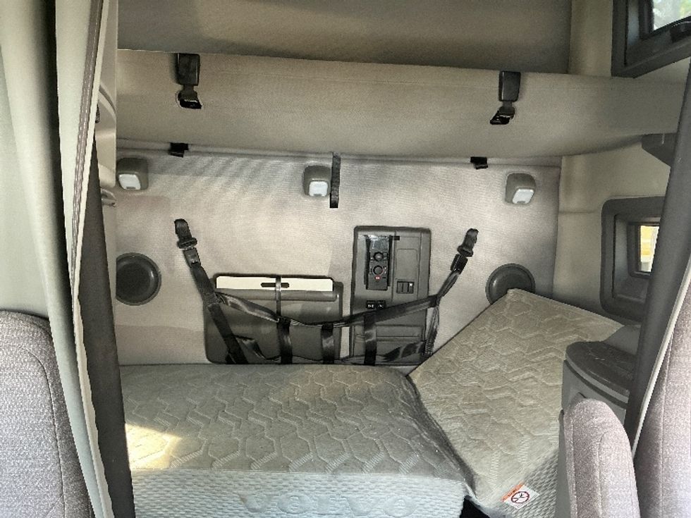 Sleeper Tractor-Heavy Duty Tractors-Volvo-2019-VNL64760-Mebane-NC-354,028\n\t\tmiles-$ 64,000 - Image 15