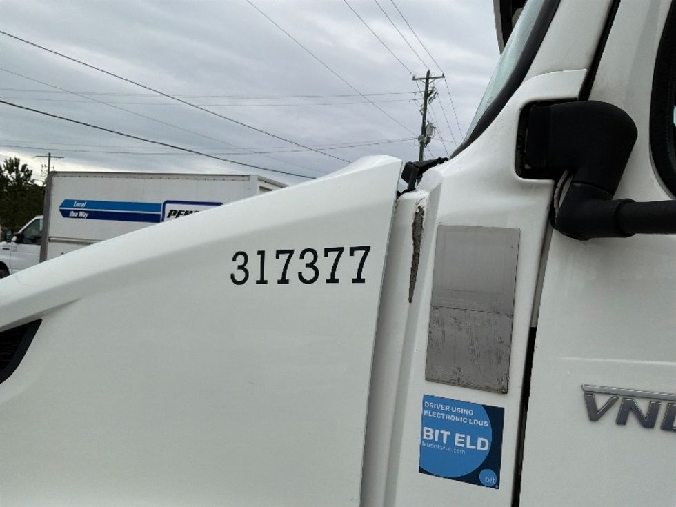 Sleeper Tractor-Heavy Duty Tractors-Volvo-2019-VNL64760-Mebane-NC-354,028\n\t\tmiles-$ 64,000 - Image 22