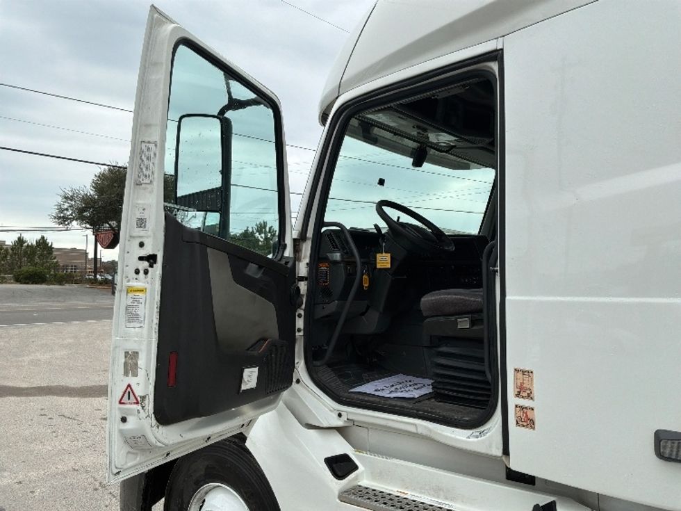 Sleeper Tractor-Heavy Duty Tractors-Volvo-2019-VNL64760-Mebane-NC-354,028\n\t\tmiles-$ 64,000 - Image 8